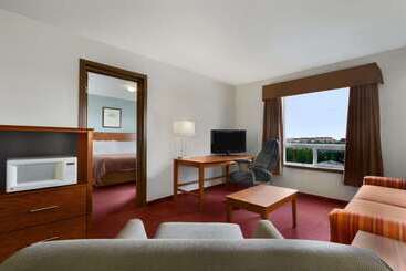 هتل Super 8 By Wyndham Yellowknife