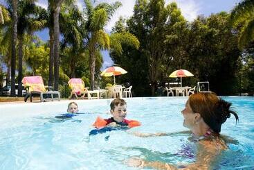 בית מלון כפרי Acclaim Kingsway Tourist Park