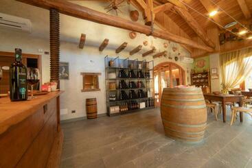 Сельский отель Winefarm La Source