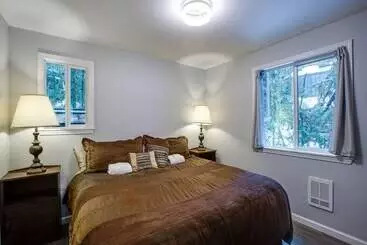 Mökkimajoitus 49sl   Hot Tub   Wifi   Fireplace   Sleeps 10