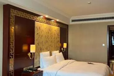 Days Hotel & Suites China Town   Metro Line 2 & Line 6   Nearby Orange Island  Wuyi Square Changsha