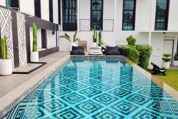 Blu Monkey Hub & Hotel Ranong