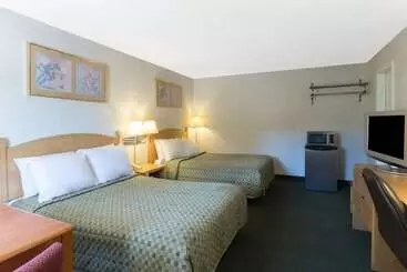 בית מלון כפרי Pocono Night Lodge