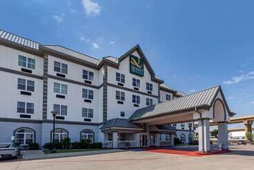 هتل Quality Inn & Suites I 35 E Walnut Hill