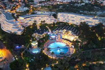 בית מלון כפרי The Grand Blue Sky International  All Inclusive