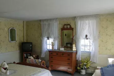 Hotel Old Red Inn & Cottages