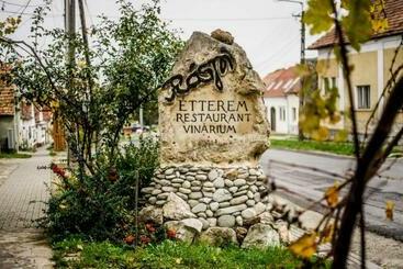 Bed and Breakfast Ráspi Apartman étterem és Borászat