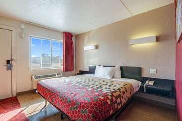 בית מלון כפרי Econo Lodge Inn & Suites