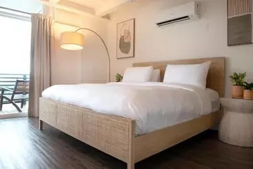 هتل Hollywood Hills