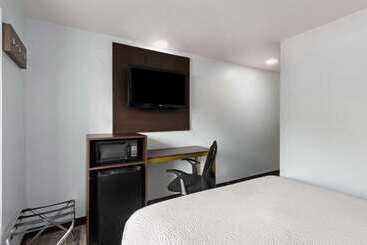 Отель Super 8 By Wyndham Harbison/parkridge Hospital