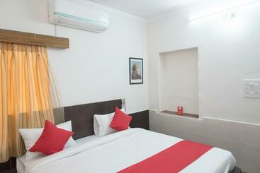 פנסיון Dave S Guest House