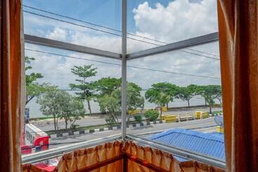 Hotel Reddoorz Near Kendari Beach 2