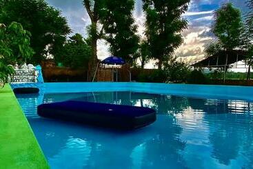 هاستل River Park Retreat