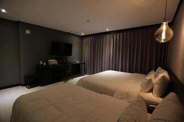 Hotel Gupo Station Almond