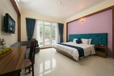 هتل The Oversleep Catba Hostel