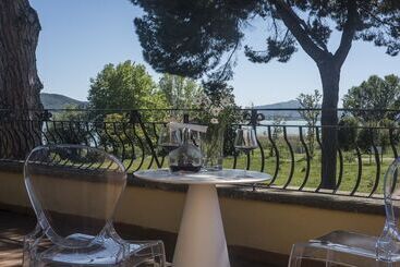 مسافرخانه Isola Polvese Resort