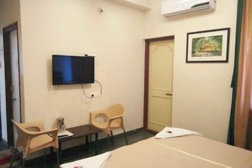 Hotell Dhanashree Hospitality Bar,restaurant & Lodging