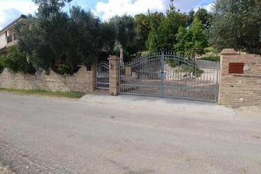 تختخواب و صبحانه Casale Del Sole