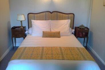 بنسيون Le Logis De Ruelle