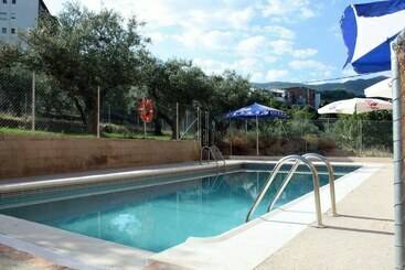 فندق صغير Campamento Los Tres Picos De La Vera