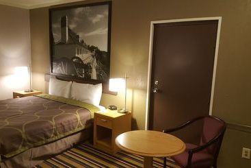 מוטל Burton Inn & Suites