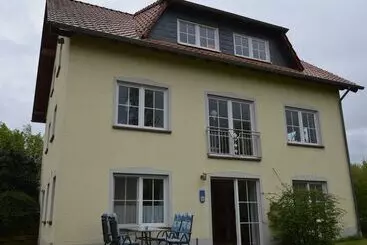 Mökkimajoitus Comfy Apartment In Gransdorf With Garden