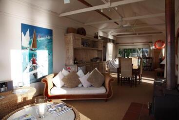 Сельский дом Boathouse  Birks River Retreat