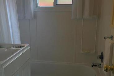 Motel The Pinewood   Adult Getaway By The Lake