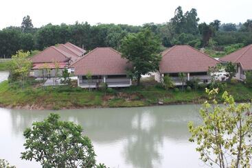 Hotel Pirom Lake And Resort