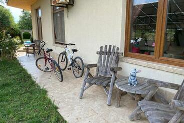 פנסיון Guest House Golden Flake 4km From Bolata Beach