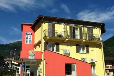 ホテル Ristorante Camoghe