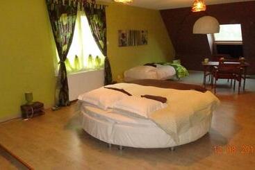 Bed and Breakfast Le Blockhaus De Domléger Et Spa