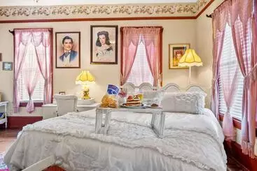Goodbread House Bed And Breakfast