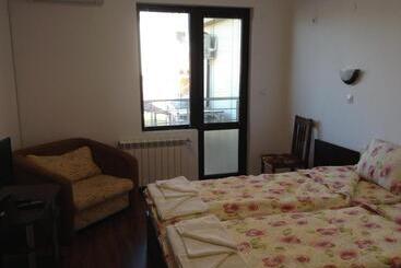 פנסיון Guest House Luchi