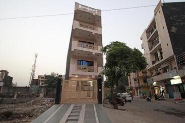 Hotel O 9075 Petals Inn