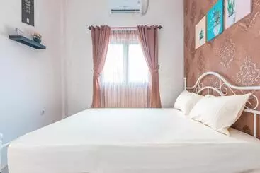 Hotel Oyo Life 2658 Kost Rasyamada