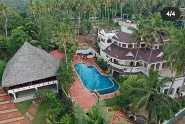 Hotel The Village