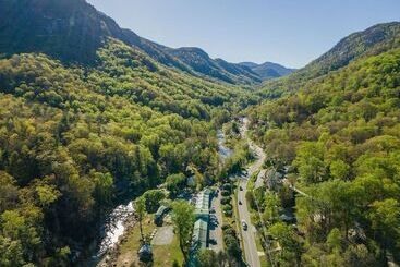 Geneva Hotel & Tiki Bar