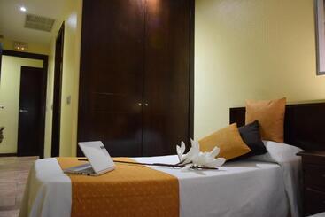 Отель Complutense