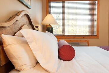 هتل Lizard Creek Lodge