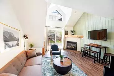 בית מלון כפרי Waterton Glacier Suites