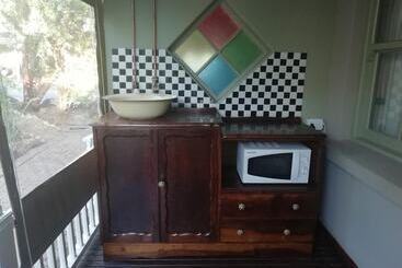 호텔 Housemartin Guest Lodge