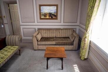 Hotel Cedars Inn By Greene King Inns