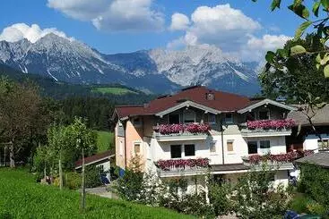 فندق Bed & Breakfast Landhaus Strasser