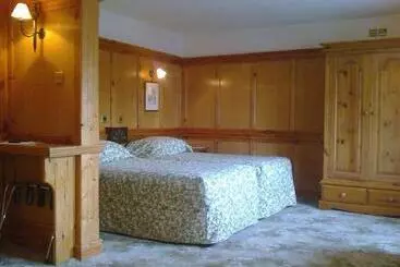 Отель Donington Manor