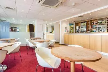 Отель Travelodge Caterham Whyteleafe