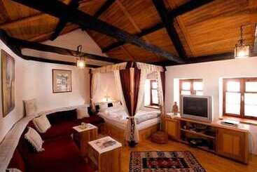 هتل Bosnian National Monument Muslibegovic House