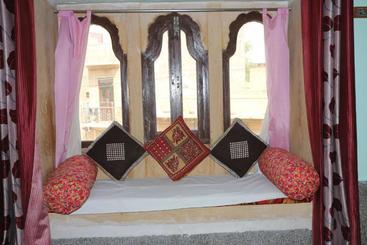 فندق Ratan Hostel