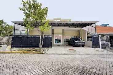 ホテル Oyo 90173 Innapp Tenggilis Family Residence