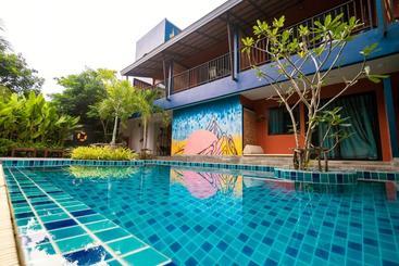 호텔 Jane Homestay And Resort, Phuket, Chalongrawai